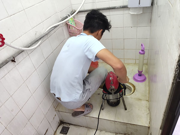 肇州管道堵塞冒臭气 专业师傅现场解决问题