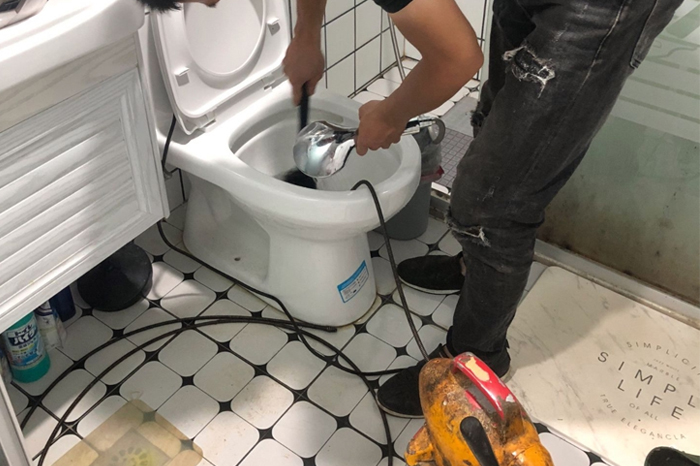 肇州马桶堵塞自己疏通还是找师傅？专业上门服务让你省时更省心